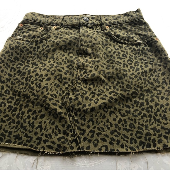 Zara Olive Green Animal Print Leopard Mini Jeans Denim Skirt Women’s Size M - Picture 7 of 16